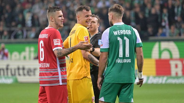 FCA-Keeper Rafal Gikiewicz hält in der Nachspielzeit gegen Bremen einen Elfmeter und provoziert die Werder-Fans anschließend mit seinem Jubel.