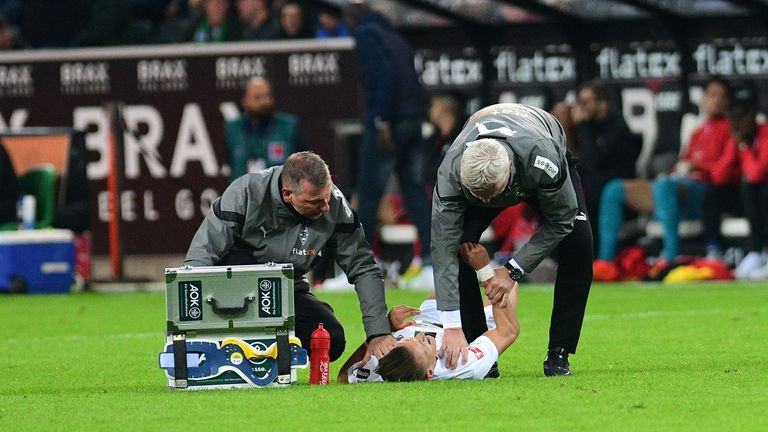 Für Hannes Wolf war das Spiel nicht einmal vier Minuten nach seiner Einwechslung aufgrund einer Schulterverletzung schon wieder beendet. 