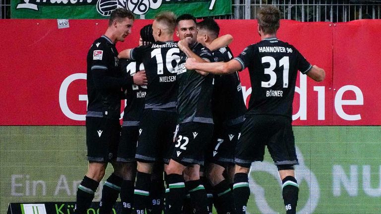 Hannover 96 feiert seinen Auswärtssieg beim SV Sandhausen.