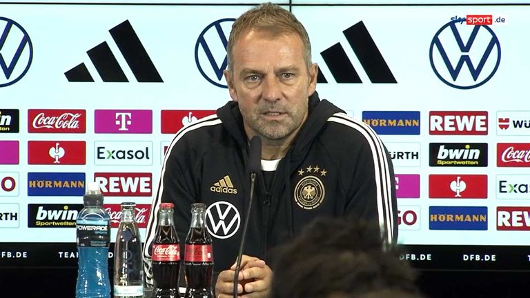 Bundestrainer Hansi Flick stellt sich den Fragen der Journalisten.