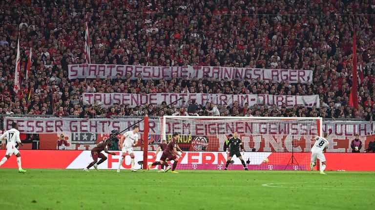Die Bayern-Fans haben während des Spiels gegen Leverkusen gegen Ehrenpräsident Uli Hoeneß protestiert.