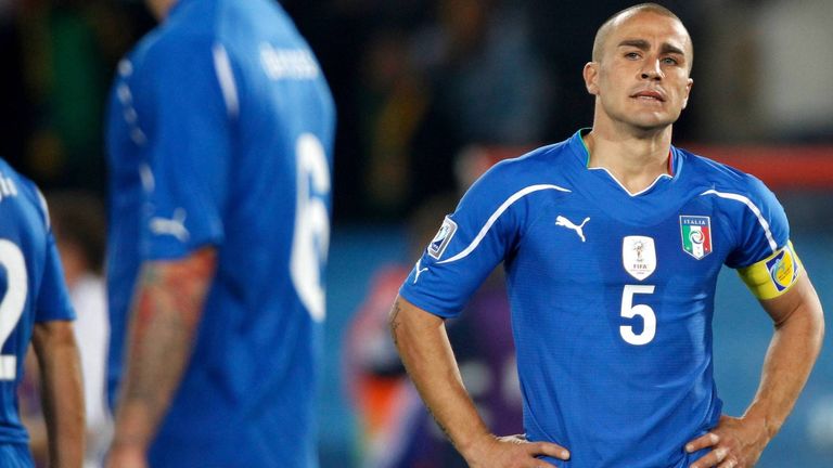 WM 2010: In einer Gruppe mit Paraguay, Slowakei und Neuseeland als klarer Favorit gehandelt, gelingt den Italienern nicht mal ein Sieg und sie fliegen auf dem letzten Platz in der Vorrunde raus