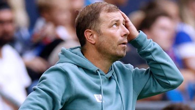 Trainer Frank Kramer steht mit Schalke bereits früh in der Saison unter Druck.