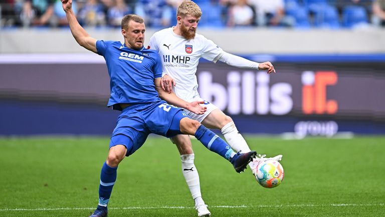 Umkämpft: In 90 Minuten bekamen die Zuschauer beim Spiel zwischen dem KSC und Heidenheim keine Tore zu Gesicht, dafür aber viele intensive Zweikämpfe.