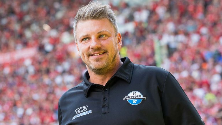 Lukas Kwasniok bleibt dem SC Paderborn noch länger erhalten.