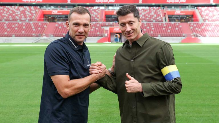 Robert Lewandowski (r.) wird bei der WM in Katar mit der ukrainischen Kapitänsbinde auflaufen.