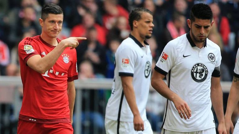 Robert Lewandowski (l.) und Carlos Zambrano (r.) haben sich zu Bundesliga-Zeiten umkämpfte Duelle geliefert.