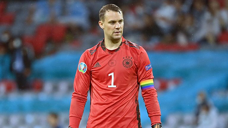 DFB-Torwart Manuel Neuer wird bei der WM in Katar eine besondere Binde tragen.