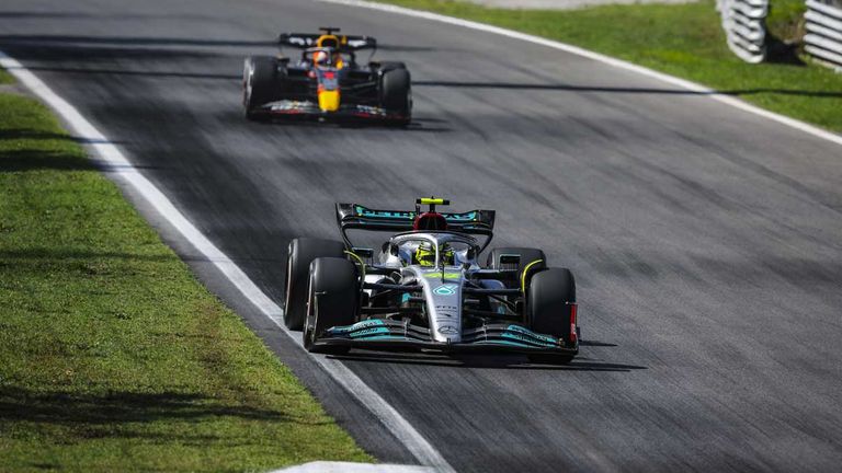 Lewis Hamilton (vorne) und Max Verstappen in Monza.