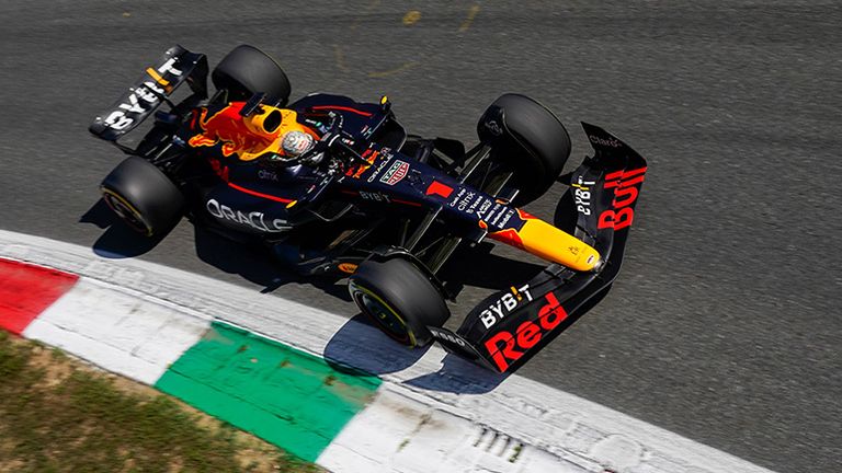 Max Verstappen übernimmt die Führung in Monza.
