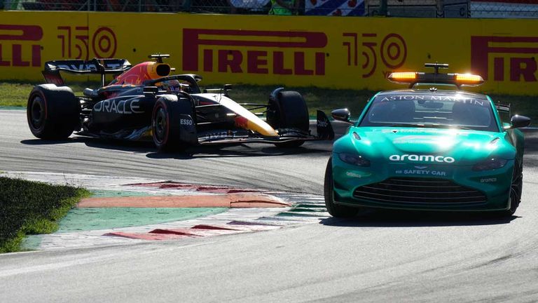 Max Verstappen (Red Bull) gewinnt in Monza hinter dem Safety-Car.