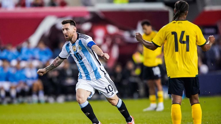 Lionel Messi trifft gegen Jamaika nach Einwechslung doppelt. 