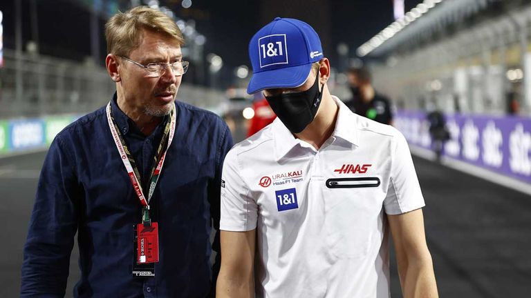 Mika Häkkinen (l.) wünscht sich einen Verbleib von Mick Schumacher (r.) in der Formel 1.