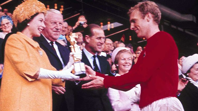 England ist Weltmeister 1966! Elisabeth II übergibt Bobby Moore den WM-Pokal nach dem Triumph gegen Deutschland.