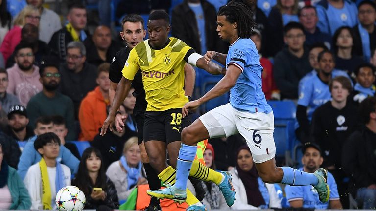 Youssoufa Moukoko übernahm gegen Manchester City kurzzeitig die Kapitänsbinde.