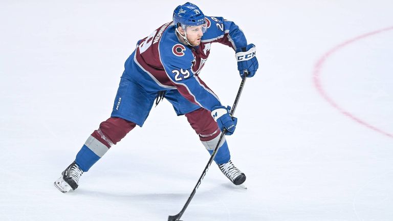 Nathan MacKinnon hat bei den Colorado Avalanche einen neuen Vertrag über acht Jahre unterschrieben. Damit ist er der bestbezahlteste Spieler der NHL.