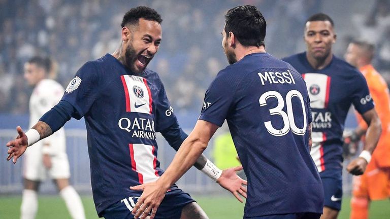 Lionel Messi und Neymar bejubeln den PSG-Sieg in Lyon.