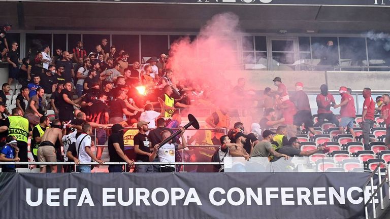 Im Stadion von OGC Nizza kam es zu gewalttätigen Ausschreitungen.