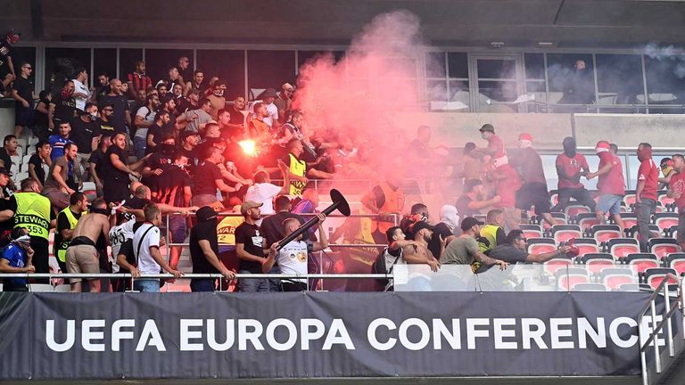 Heftige Fan-Ausschreitungen haben das Spiel in der Conference League zwischen OGC Nizza und dem 1. FC Köln überschattet.