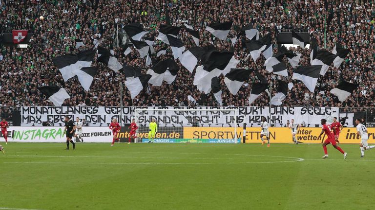 Mit Schmähplakaten wie diesem erzwangen die Gladbacher Fans ein Eingreifen von Schiedsrichter Patrick Ittrich.