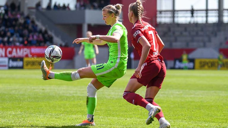 Die Frauen des VfL Wolfsburg und des FC Bayern duellieren sich vor großer Kulisse.