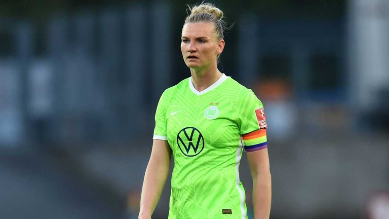 Alexandra Popp hat die Bedingungen in der Frauenfußball-Bundesliga als völlig unzureichend kritisiert.