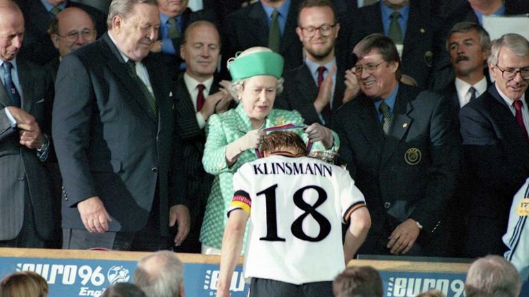 Große Ehre für das DFB-Team und Jürgen Klinsmann (Bild)! Die Queen übergibt die Medaillen nach dem EM-Triumph aus dem Jahre 1996.