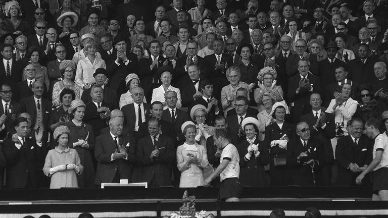 Nach der WM-Niederlage von 1966 gratuliert die Queen der DFB-Elf samt Uwe Seeler (Bild) zum zweiten Platz.