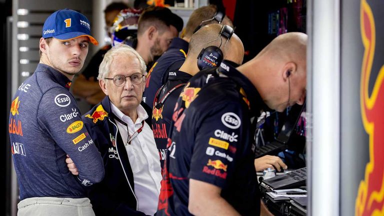 Red Bull sieht sich Regelbruch-Vorwürfen ausgesetzt. Motorsportchef Dr. Helmut Marko (2.v.l.) bestreitet diese.