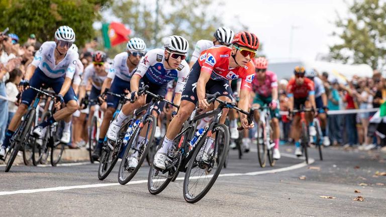 Remco Evenepoel (vorne) gewinnt die 18. Etappe bei der Vuelta.