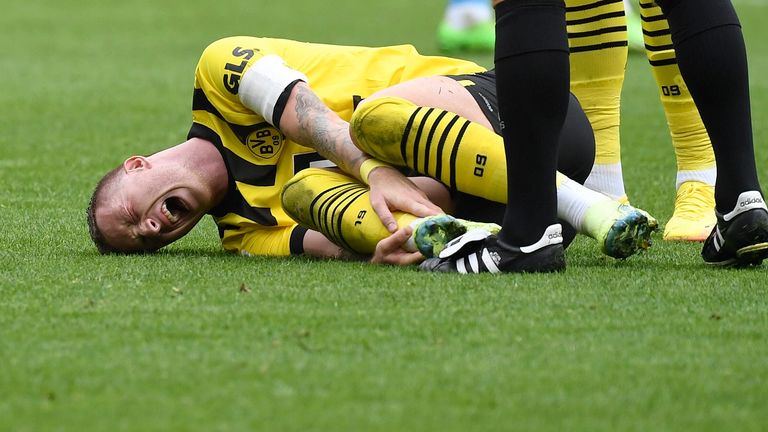 BVB-Kapitän Marco Reus verletzt sich im Derby gegen Schalke.