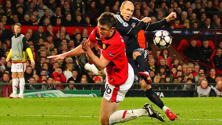 AUSWÄRTSTORREGEL: Seit 1965 wurden 33 Spiele durch die höhere Bewertung der Tore auf fremdem Platz entschieden. Seit der vergangenen Spielzeit gibt es die Regel nicht mehr. Unvergessen bleibt das 2:3 der Bayern im Old Trafford 2010. 