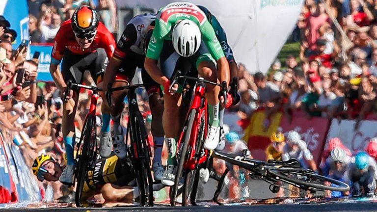 Primoz Roglic stürzt im Zielsprint und zieht sich blutende Wunden zu.