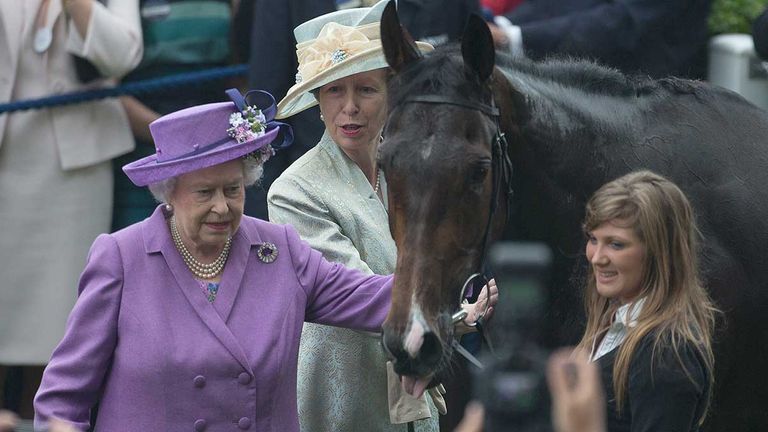 HM Queen Elisabeth II hat das Royal Ascot Race Meeting jährlich besucht. Hier ein Bild aus dem Jahr 2013.