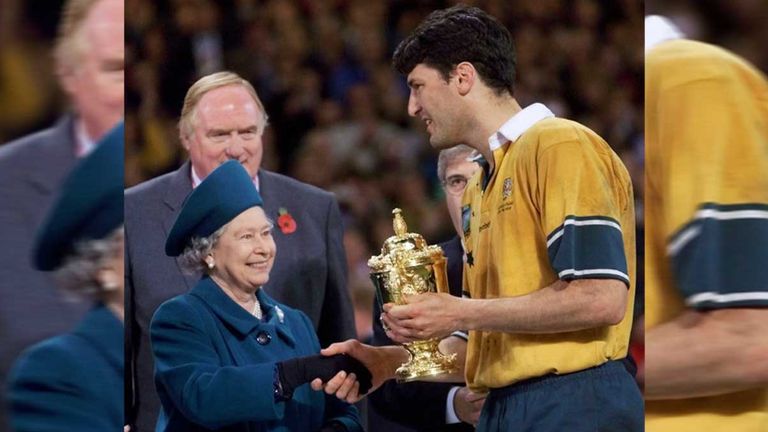 Auch beim Rugby World Cup 1999 ist sie zu Gast gewesen. Hier gibt sie Australien-Captain John Eales die Hand.