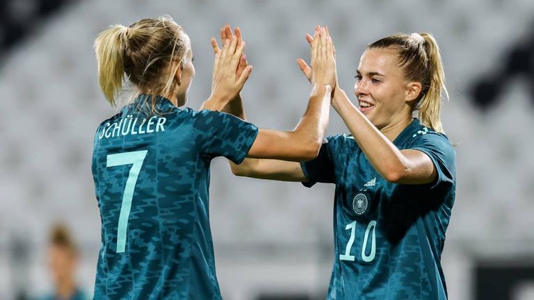 Die DFB-Frauen feiern einen Kantersieg gegen Bulgarien.