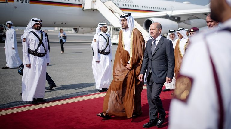 Bundeskanzler Olaf Scholz besucht Mohammed bin Hamad bin Quassim Al Thani, Handels- und Industrieminister des Staates Katar, und verschafft sich einen Eindruck der Lage vor Ort.