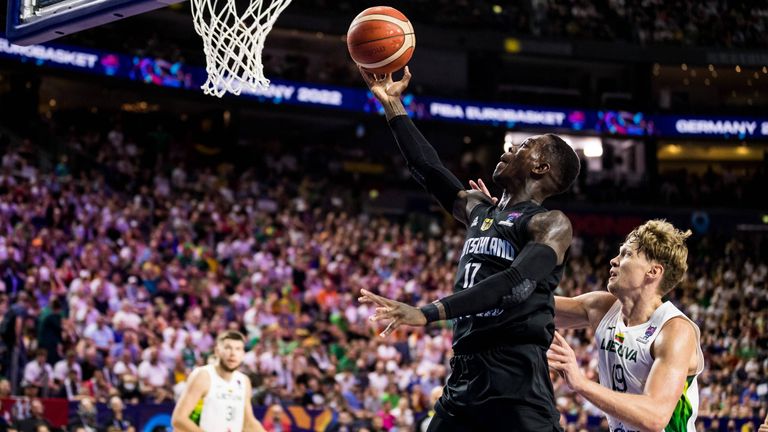 Dennis Schröder celebrated the victory with the German team