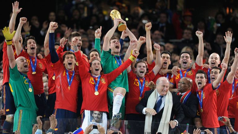 WM 2010: Spanien setzt sich nach Verlängerung dank eines Tores von Andres Iniesta mit 1:0 gegen die Niederlande durch und wird zum ersten Mal Weltmeister