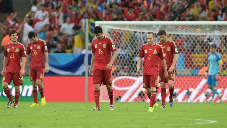 WM 2014: Nun erwischt es auch Spanien. Nach zwei EM-Siegen und dem WM-Sieg 2014 scheidet die spanische Nationalmannschaft in der Vorrunde aus. Vor allem die 1:5-Niederlage gegen die Niederlande war schmerzhaft