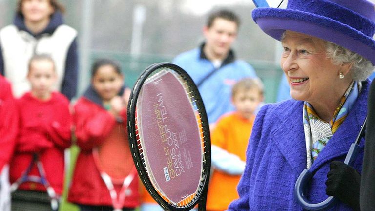2007 besucht sie das neue National Tennis Centre in  Roehampton, London.