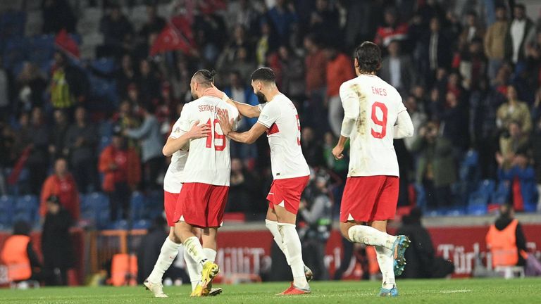 Aufsteiger: Trotz einer peinlich 1:2-Niederlage gegen Färöer gelingt der Türkei der Aufstieg in Liga B (13 Punkte, Torverhältnis: 18:5)