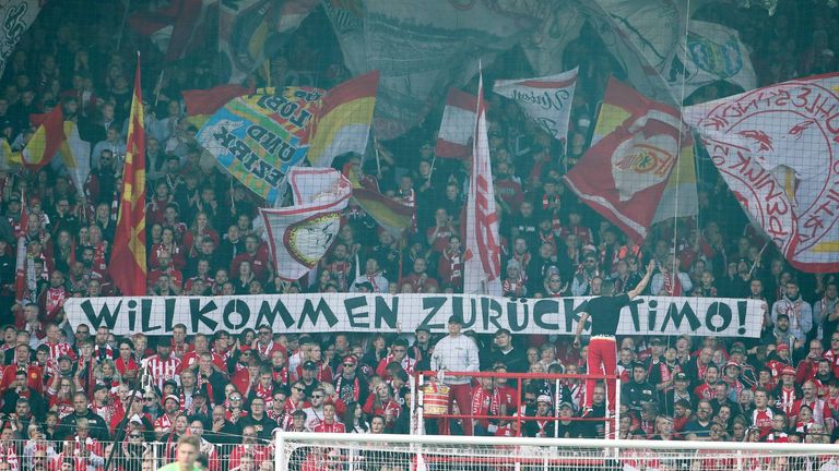 Die Fans von Union Berlin begrüßten Timo Baumgartl bereits vor dem Spiel