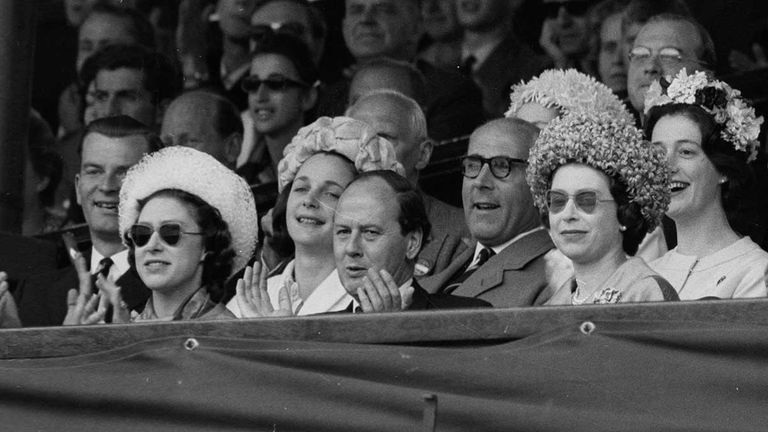 1962 besucht sie das Wimbledon-Finale der Männer. Der Australier Rod Laver gewinnt das Turnier.