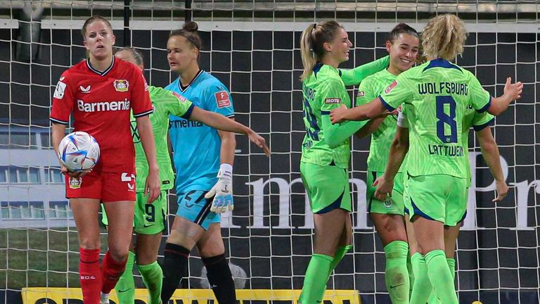 Die Frauen des VfL Wolfsburg feiern einen Kantersieg gegen Bayer Leverkusen.