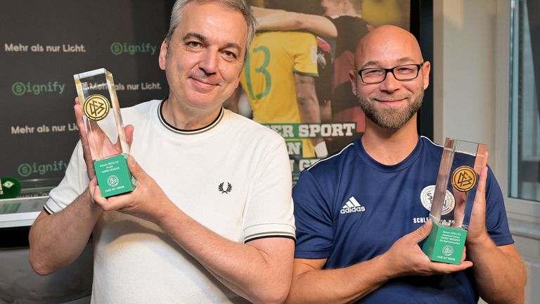 Arnd Zeigler und Mario Wiggert wurden mit dem Fairplay-Preis des DFB ausgezeichnet.