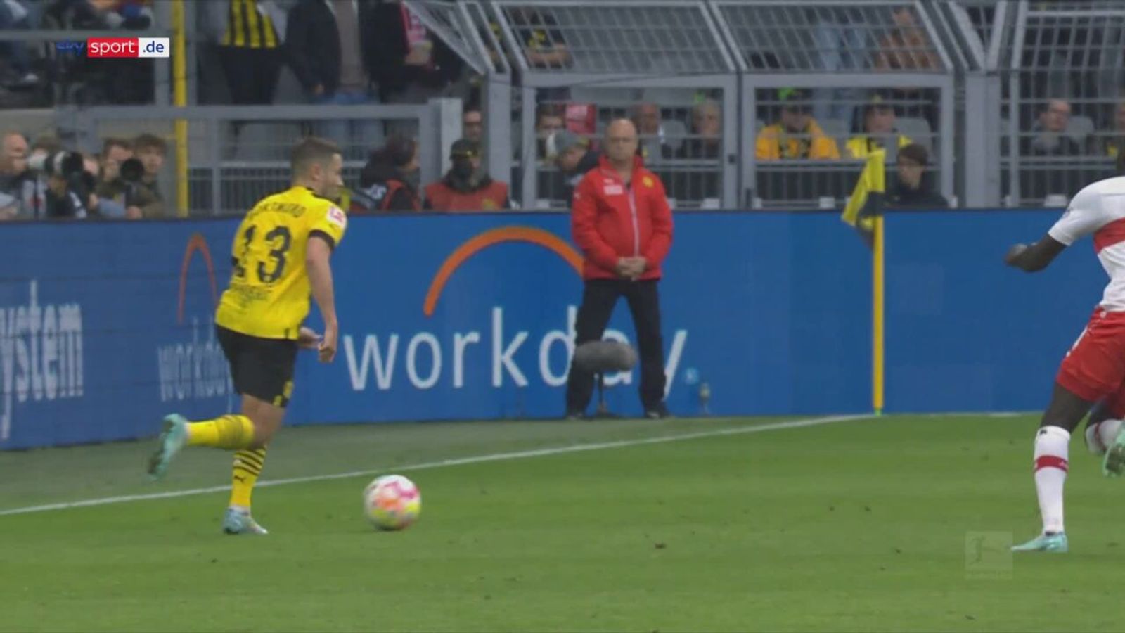 In-Match Video: 3:0 BVB! Giovanni Reyna Legt Den Ball Ins Lange Eck (44 ...