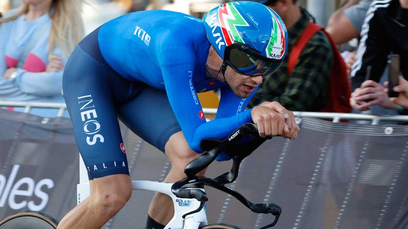 Radsport: Filippo Ganna pulverisiert Stundenweltrekord | Radsport News | Sky Sport