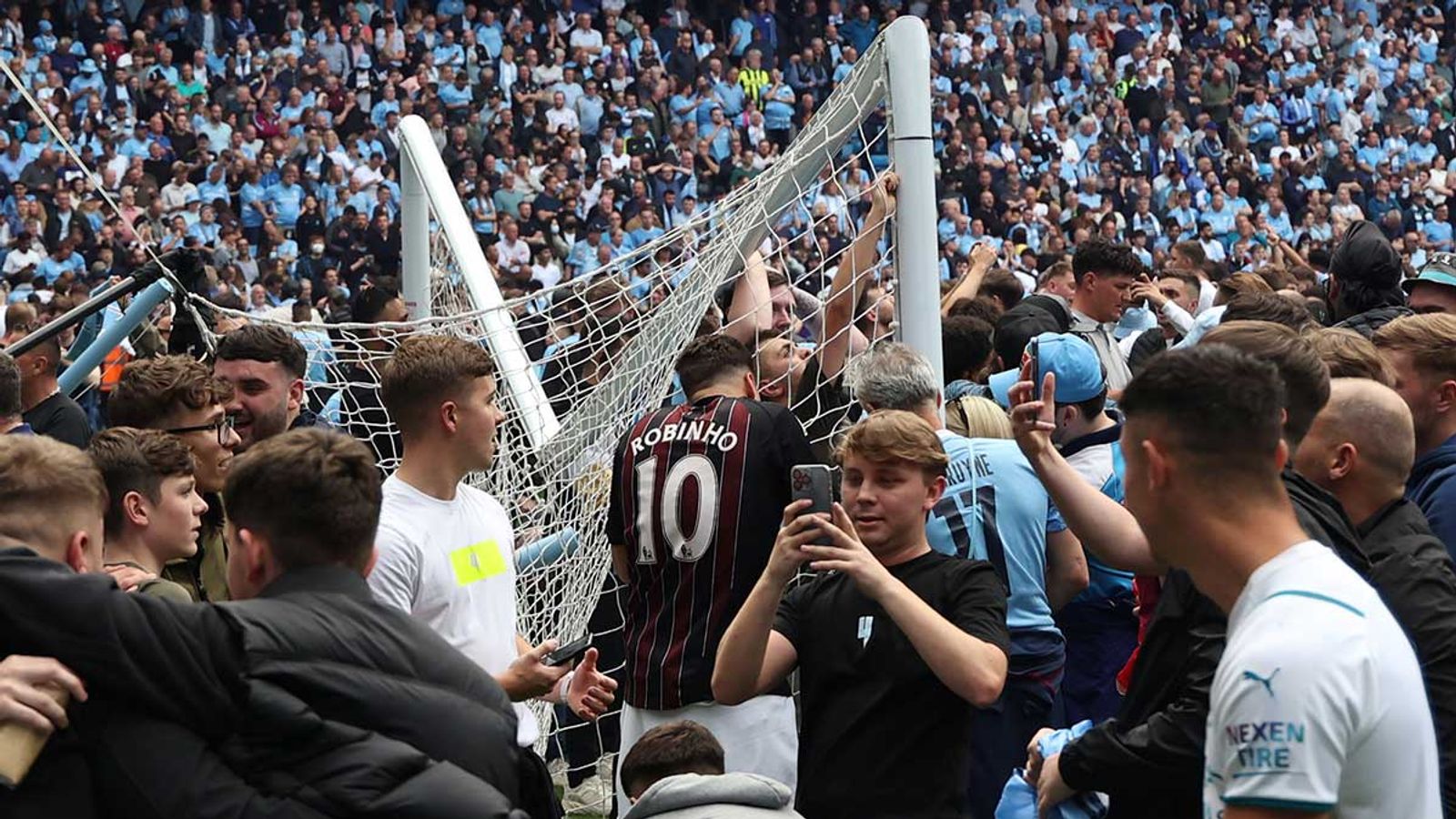 Premier League Hohe Geldstrafe Für Manchester City Nach Platzsturm Fußball News Sky Sport 