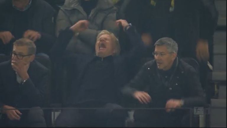 Oliver Kahn ist wütend nach dem 2:2 in Dortmund.